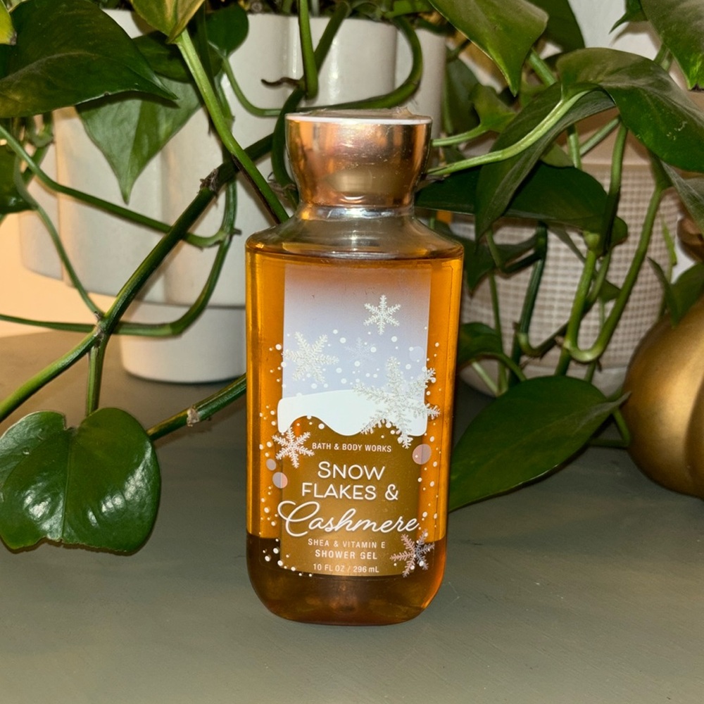 ❄️ snowflakes and cashmere body wash